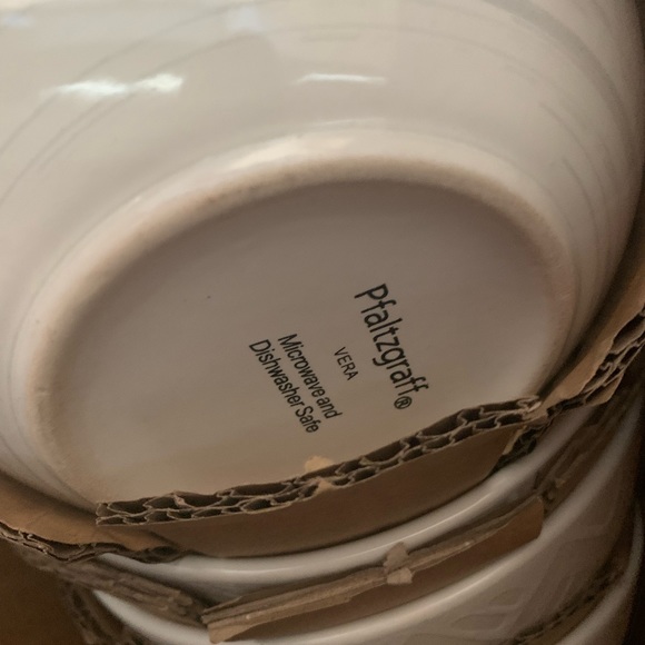 Brand new 16 piece setting for 4 - Picture 9 of 10